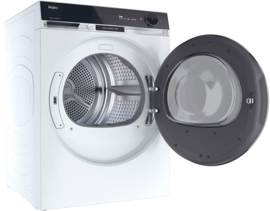 Eine weiße Haier Waschmaschine mit geöffneter dunkler Tür. Innen ist die Trommel sichtbar.