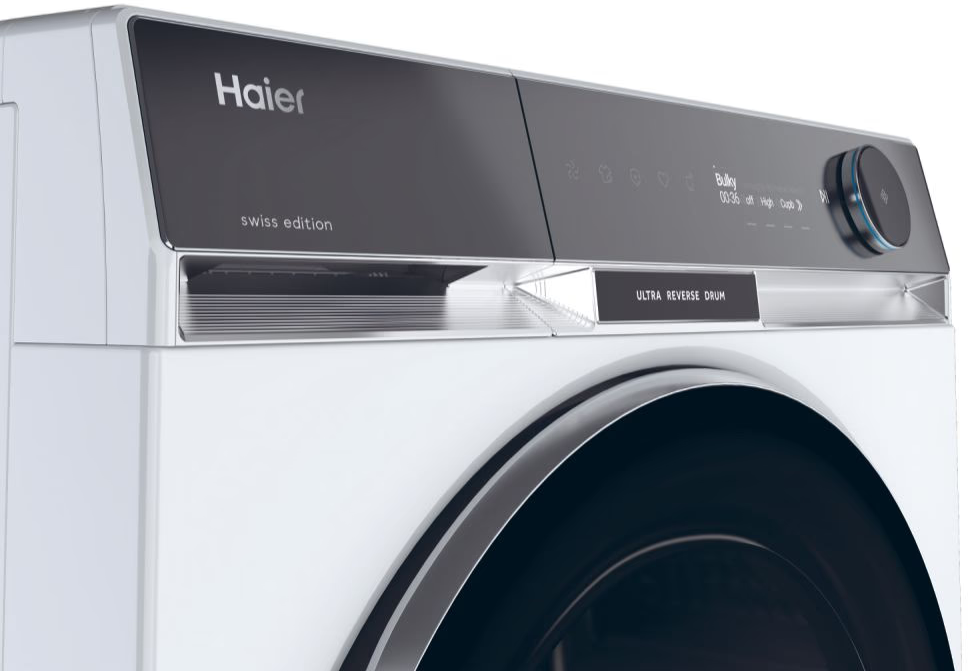 Moderne weiße Haier-Waschmaschine mit schwarzem Digitaldisplay und silbernen Akzenten.