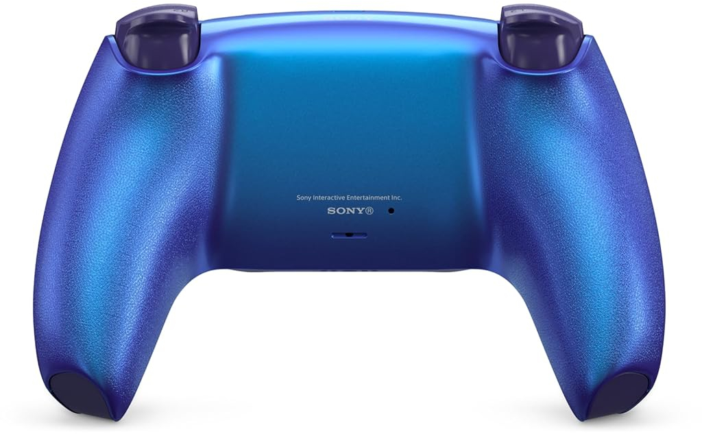 Kék Sony kontroller metálfénnyel és lila díszítéssel.