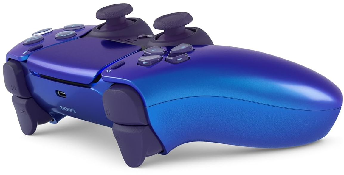 Egy lila és kék Sony kontroller fehér háttérrel.