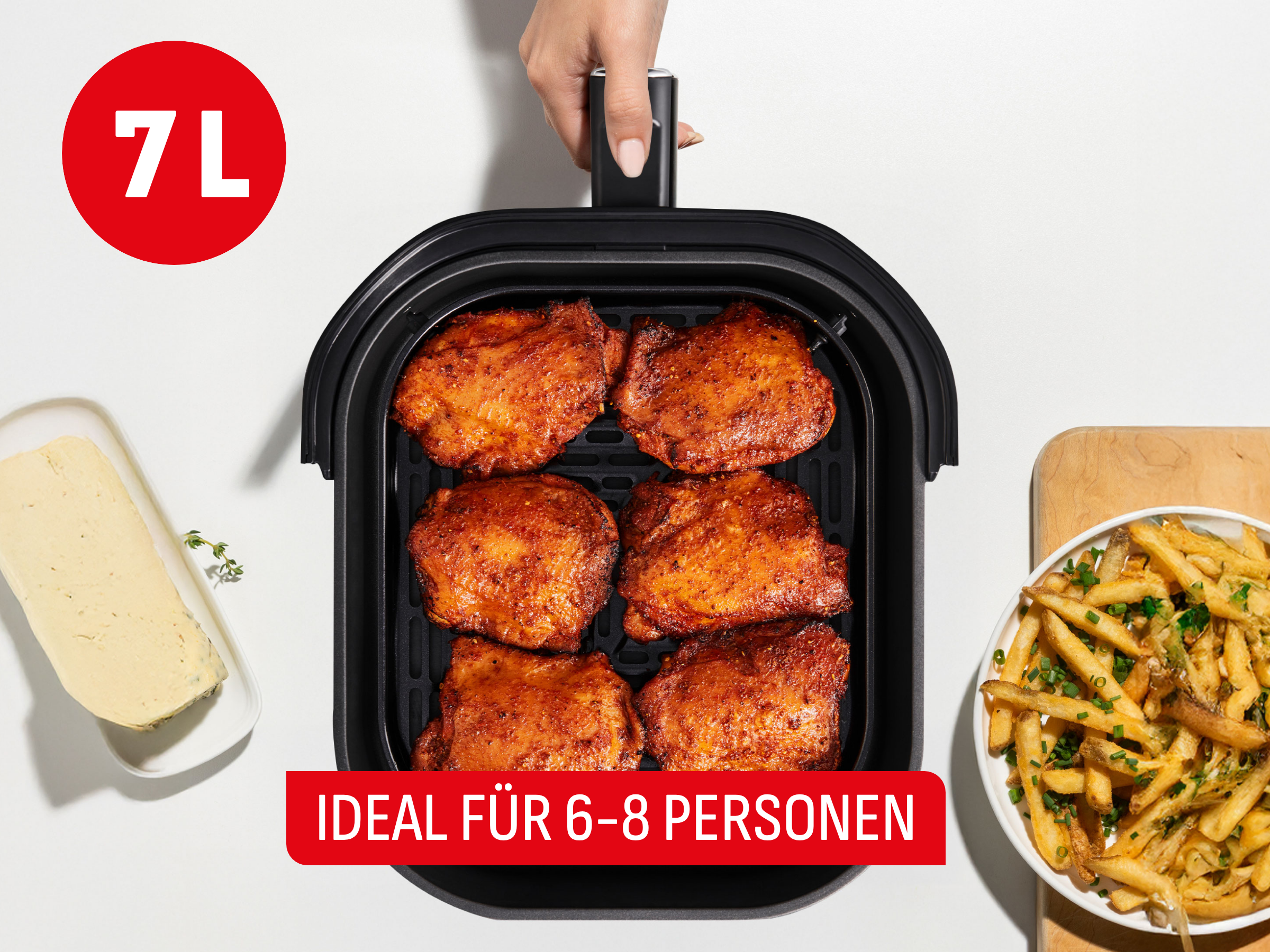 Ein Airfryer mit Hähnchen und Pommes, 7L Kapazität.