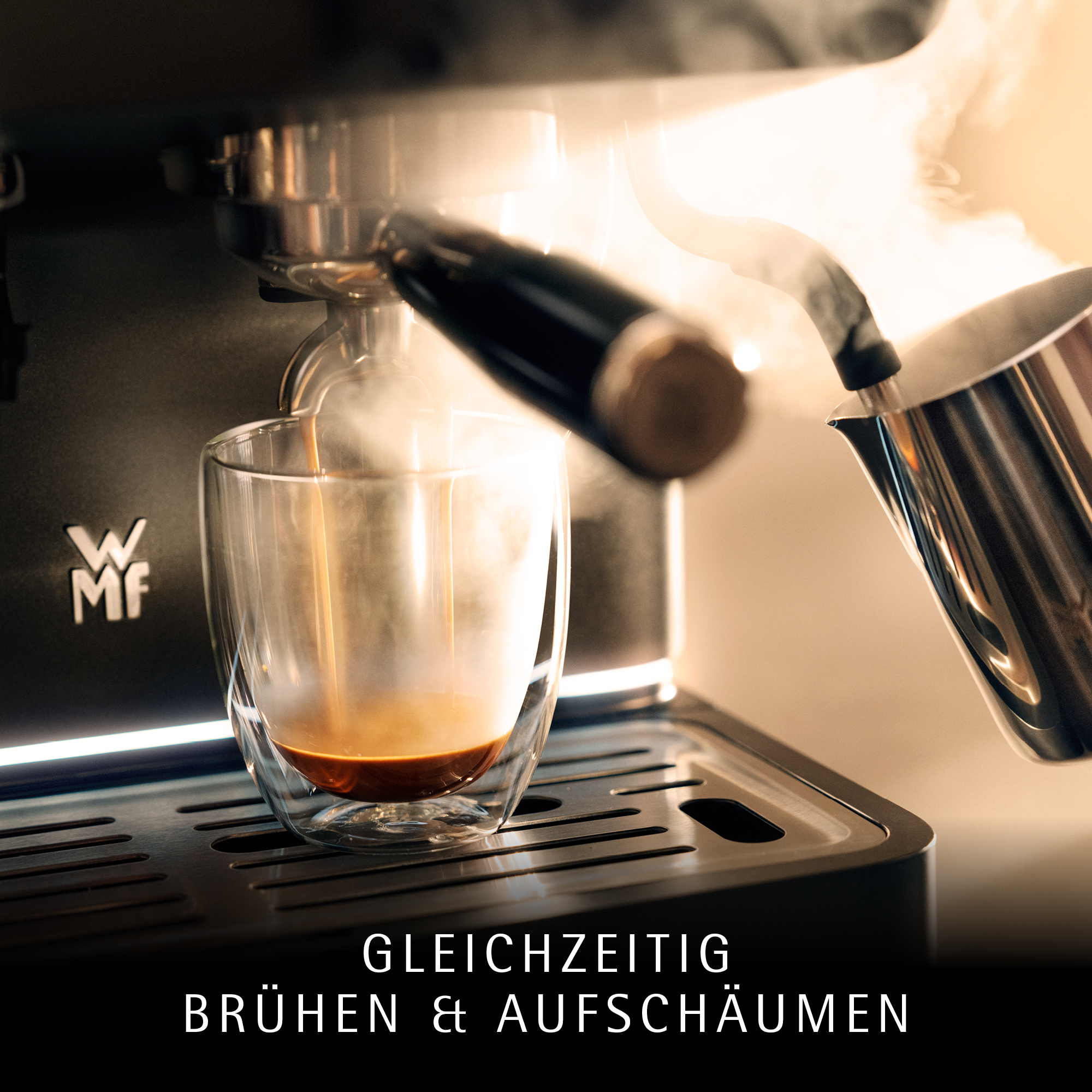 Kaffeemaschine brüht Espresso in Glas, Milch wird aufgeschäumt.