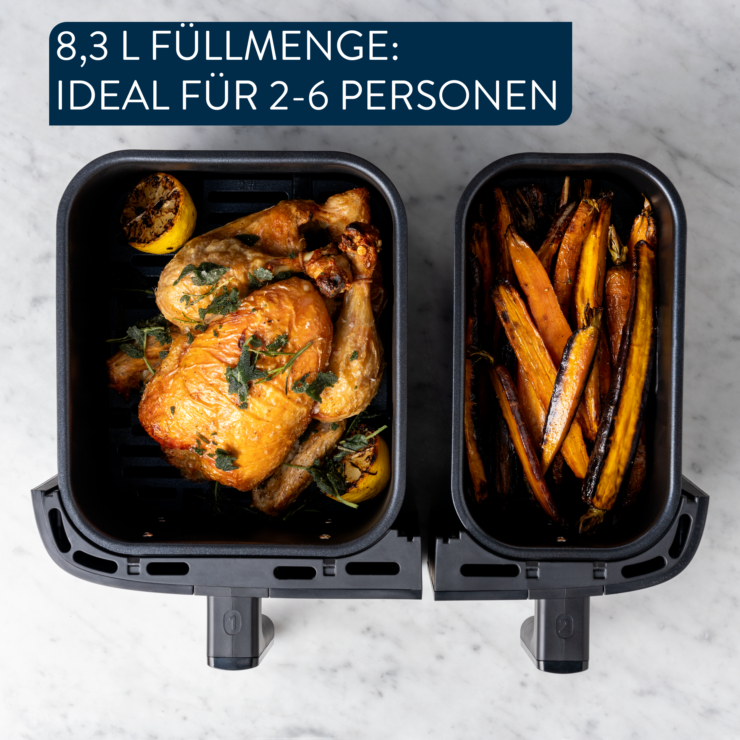 Zwei Körbe eines Heißluftfritteusen: links Hähnchen mit Zitrone, rechts geröstete Karotten.