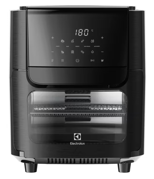 Czarna frytkownica Electrolux z cyfrowym wyświetlaczem i okienkiem.