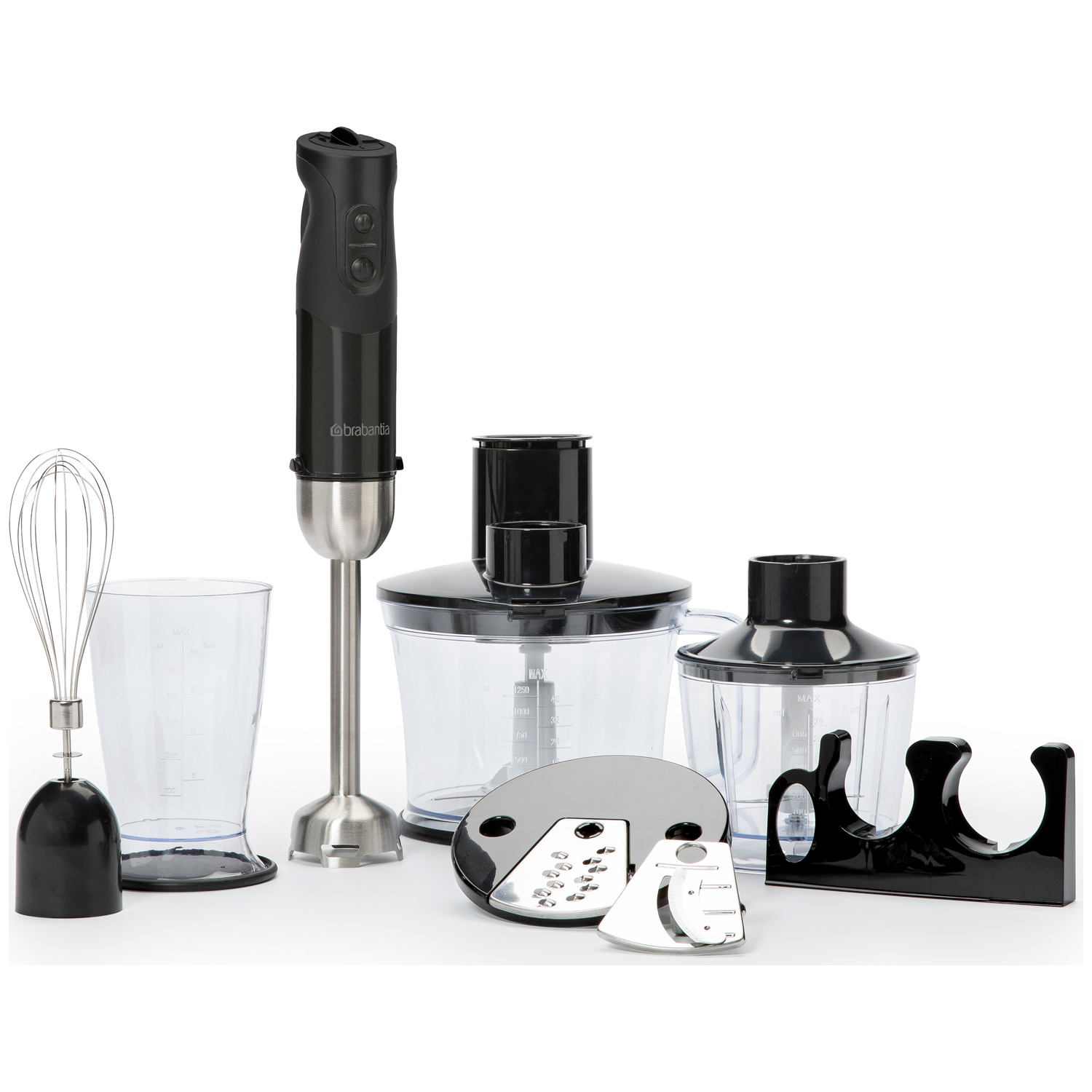 Een zwarte staafmixer set met accessoires, waaronder een garde, beker en hakmolen.
