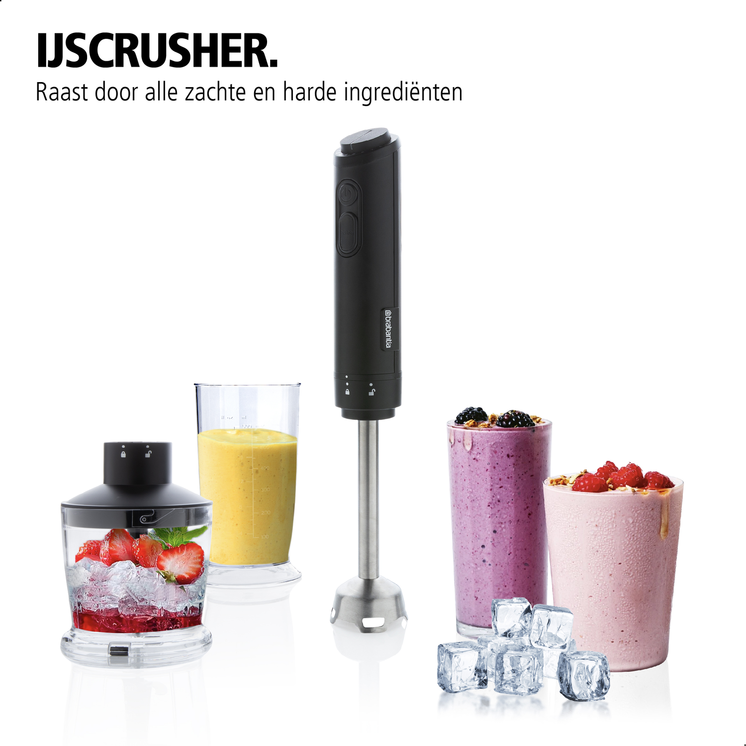 Een zwarte staafmixer met accessoires en drie smoothies in glazen.