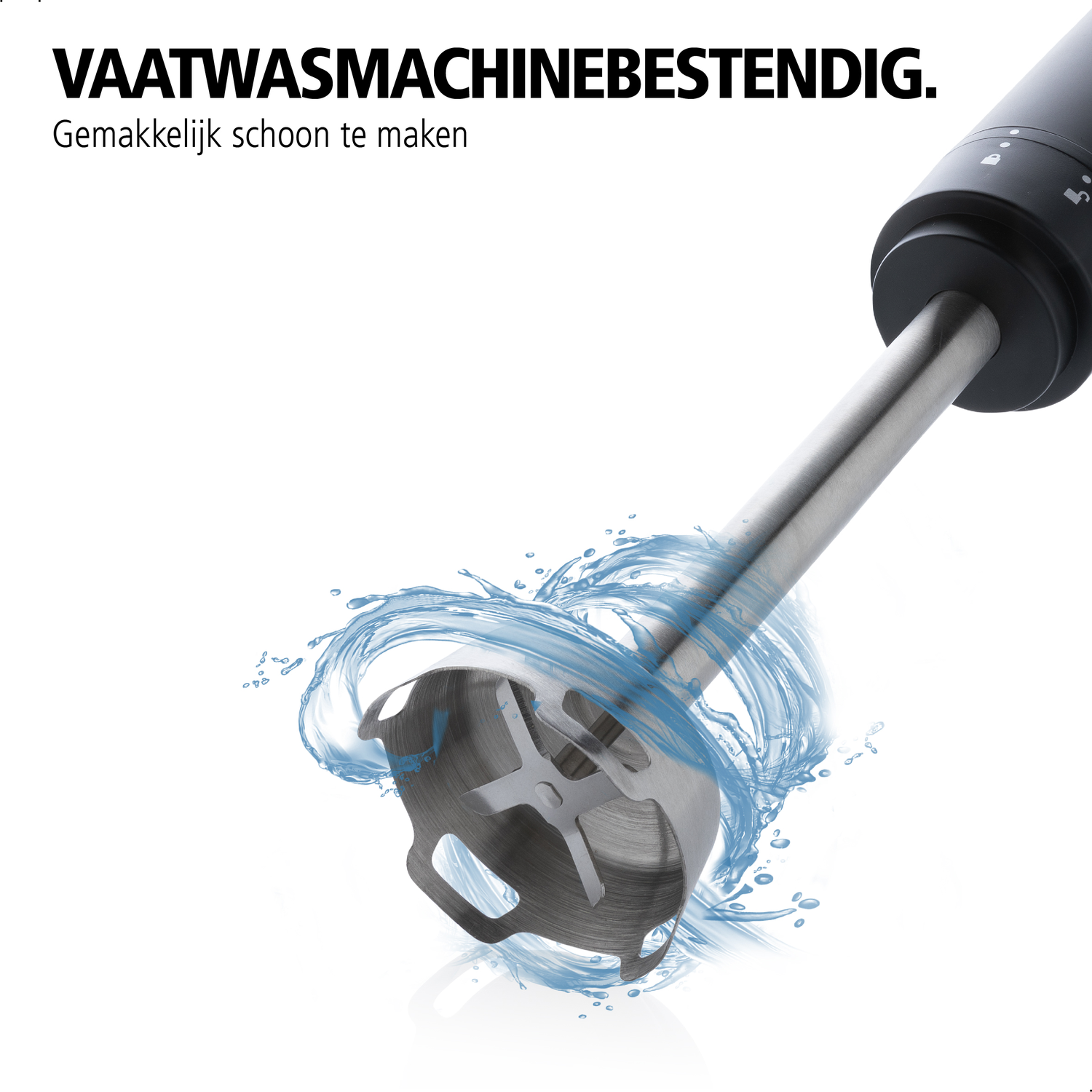 Een staafmixer voet met messen in blauw water, spattend.
