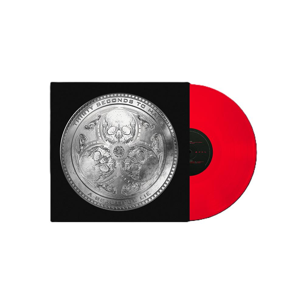 Rote Schallplatte mit schwarzem Cover, das ein silbernes Emblem mit drei Totenköpfen zeigt.