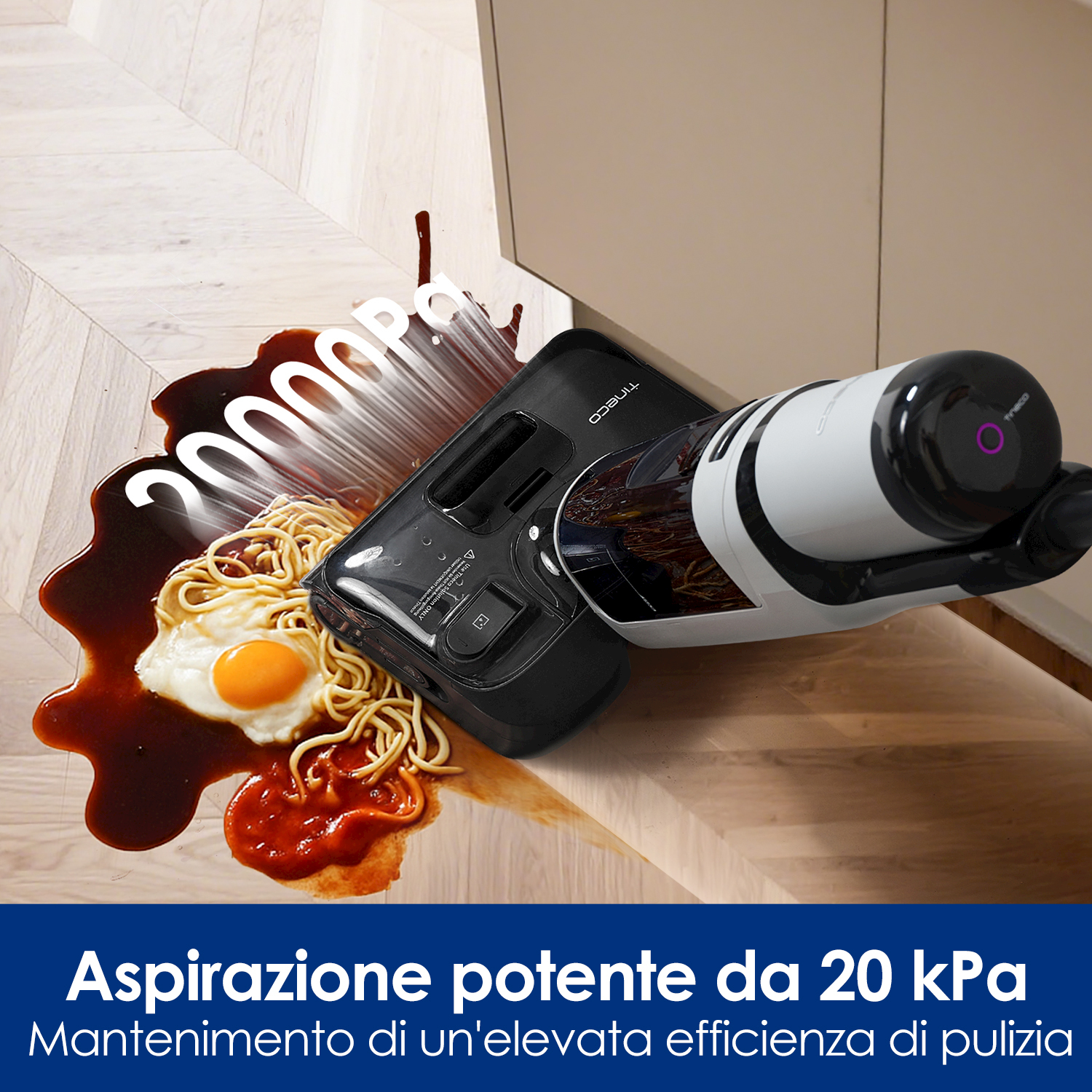 Un aspiratore liquidi/solidi nero pulisce noodles e salsa su un pavimento in legno.