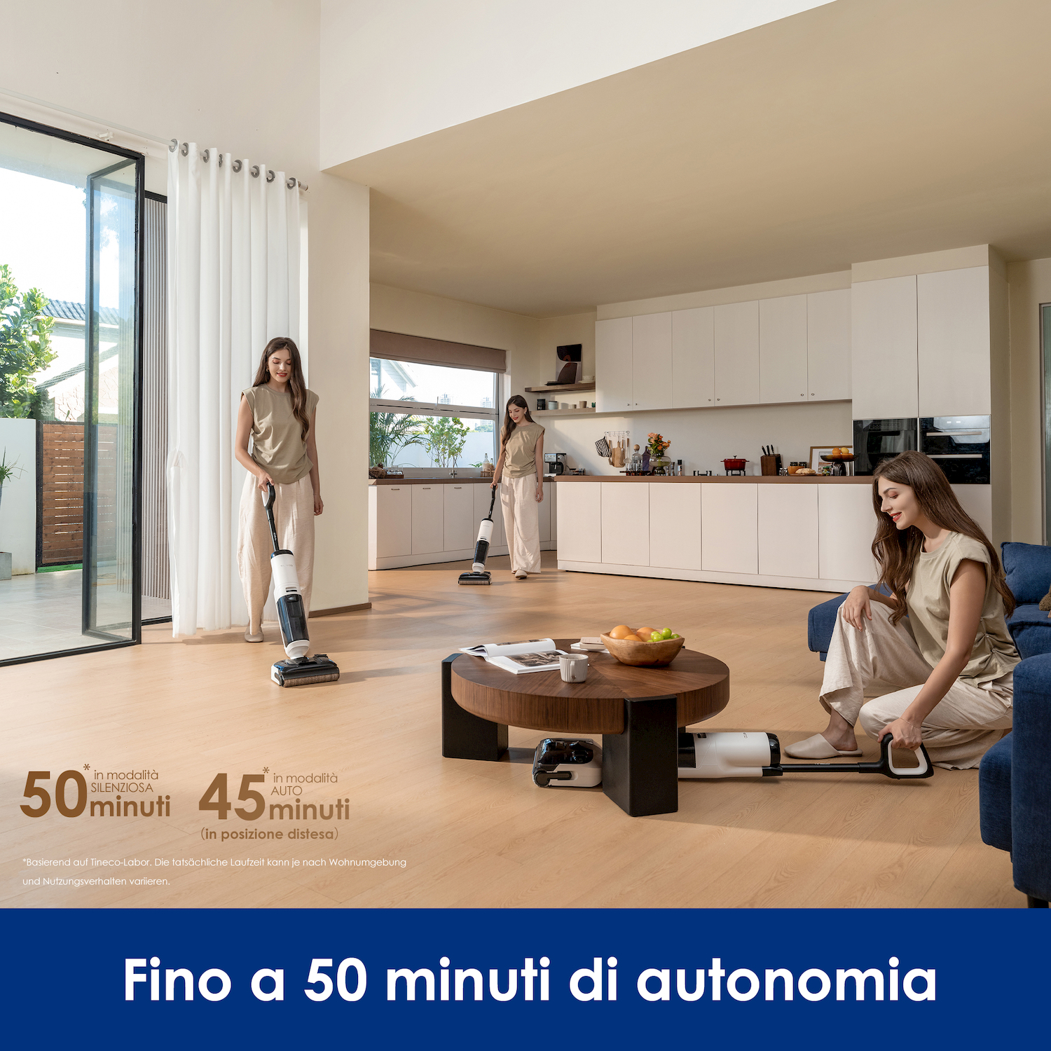 Tre donne puliscono un soggiorno moderno con aspirapolveri senza fili.