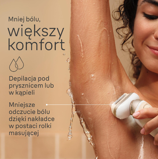 Kobieta depiluje pachy pod prysznicem za pomocą depilatora.