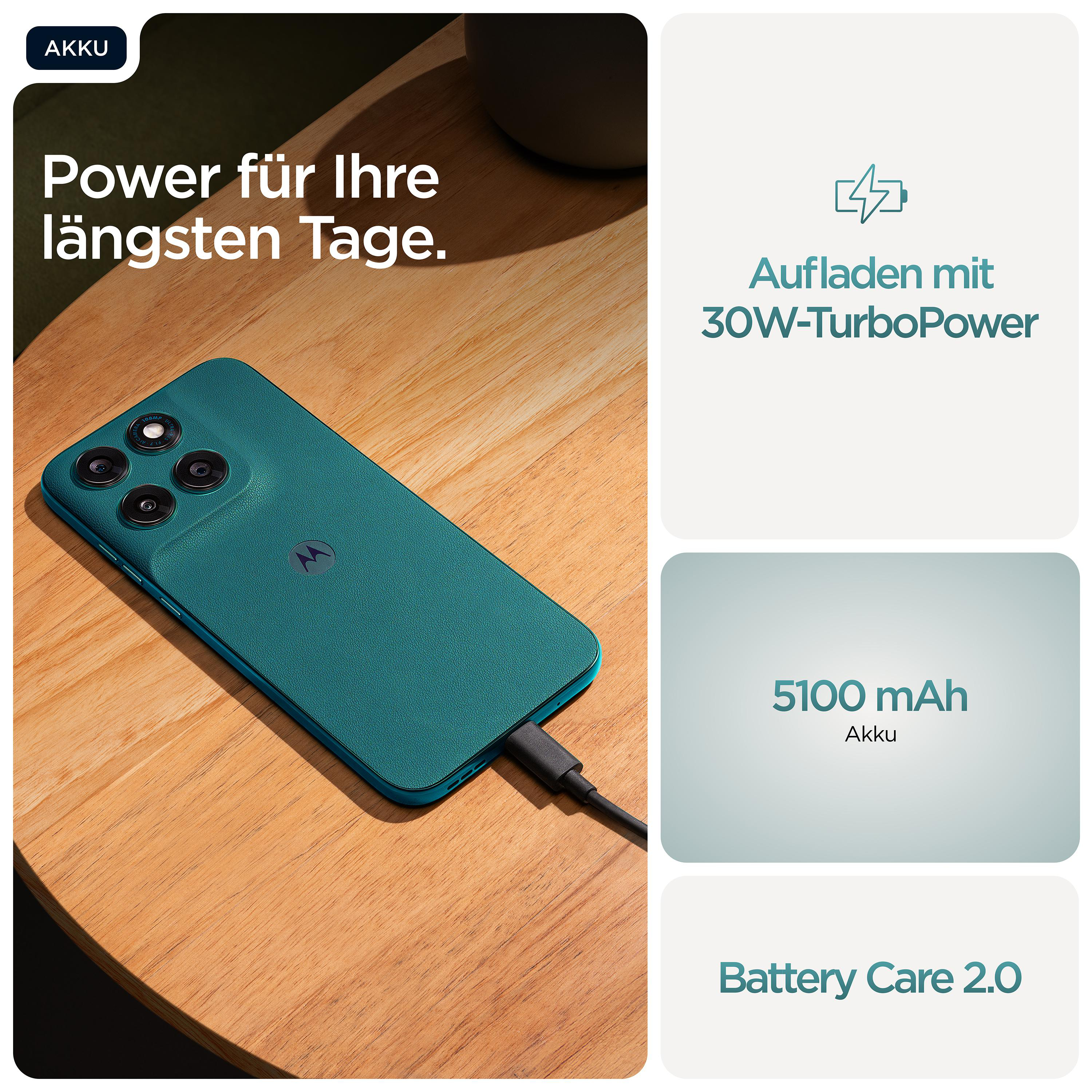 Ein türkisfarbenes Handy wird an einem Holztisch aufgeladen.