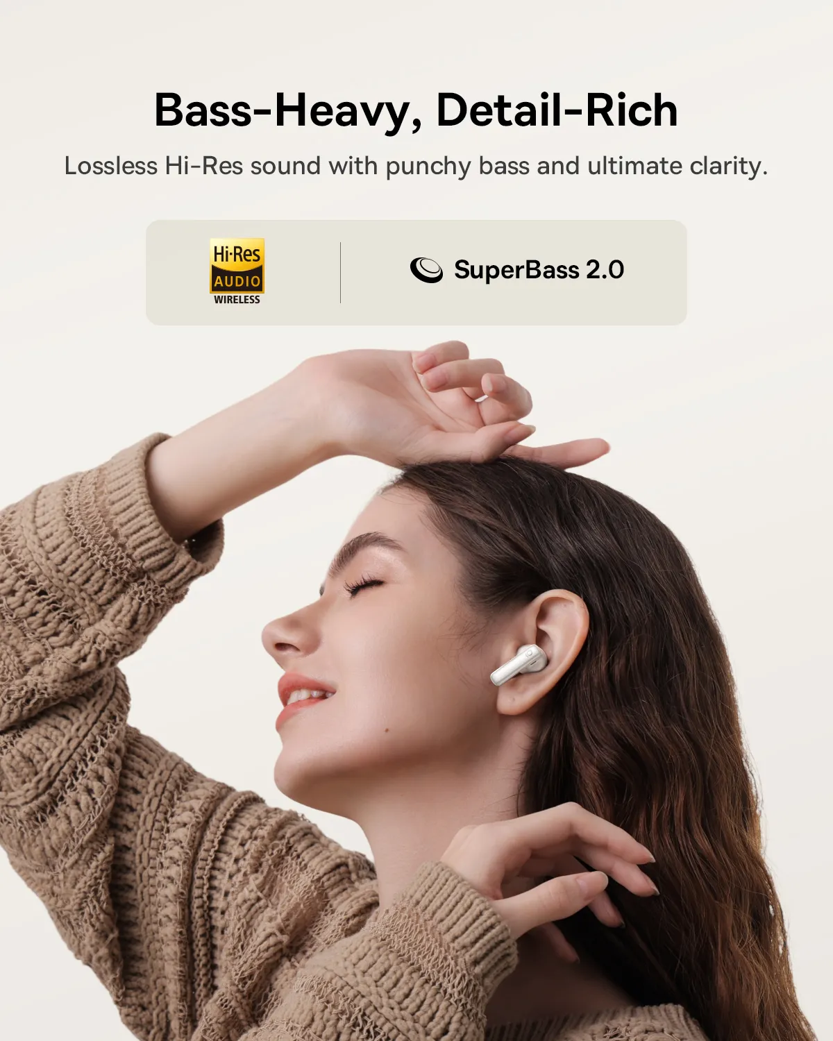 Femme portant des écouteurs, appréciant la musique. "Bass-Heavy, Detail-Rich".