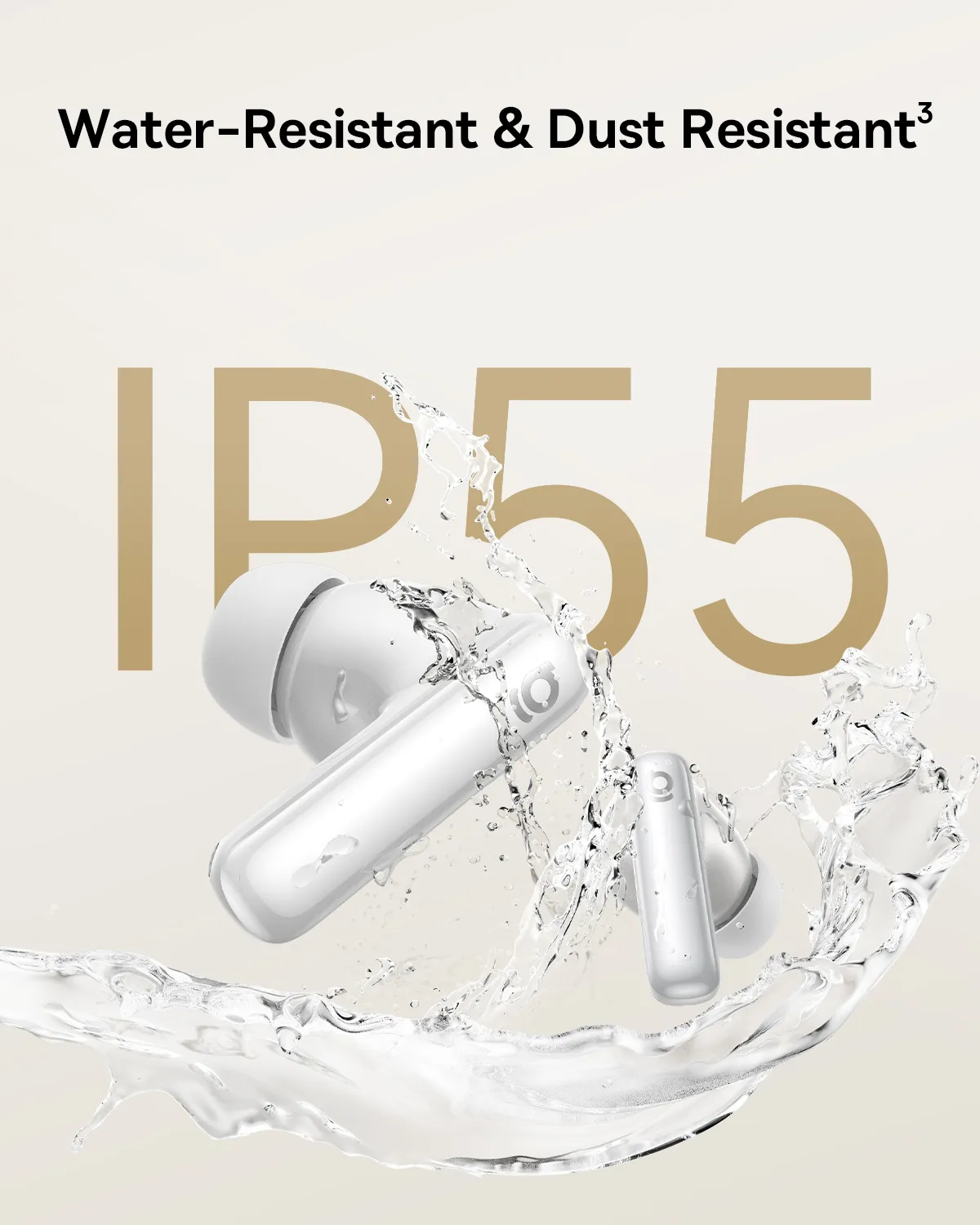 Écouteurs blancs résistants à l'eau et à la poussière IP55 éclaboussés d'eau.