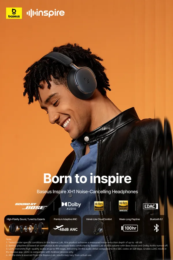 Un uomo sorridente indossa cuffie, logo Baseus visibile. Sfondo arancione.