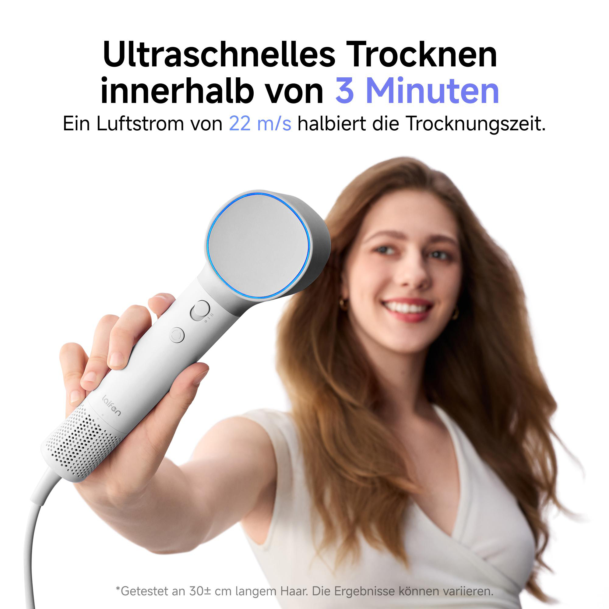 Eine Hand hält einen weißen Haartrockner. Eine lächelnde Frau mit braunen Haaren.