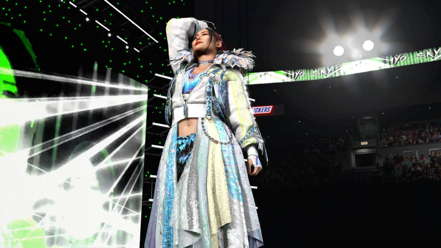 Una luchadora con atuendo colorido en un escenario con luces y público.