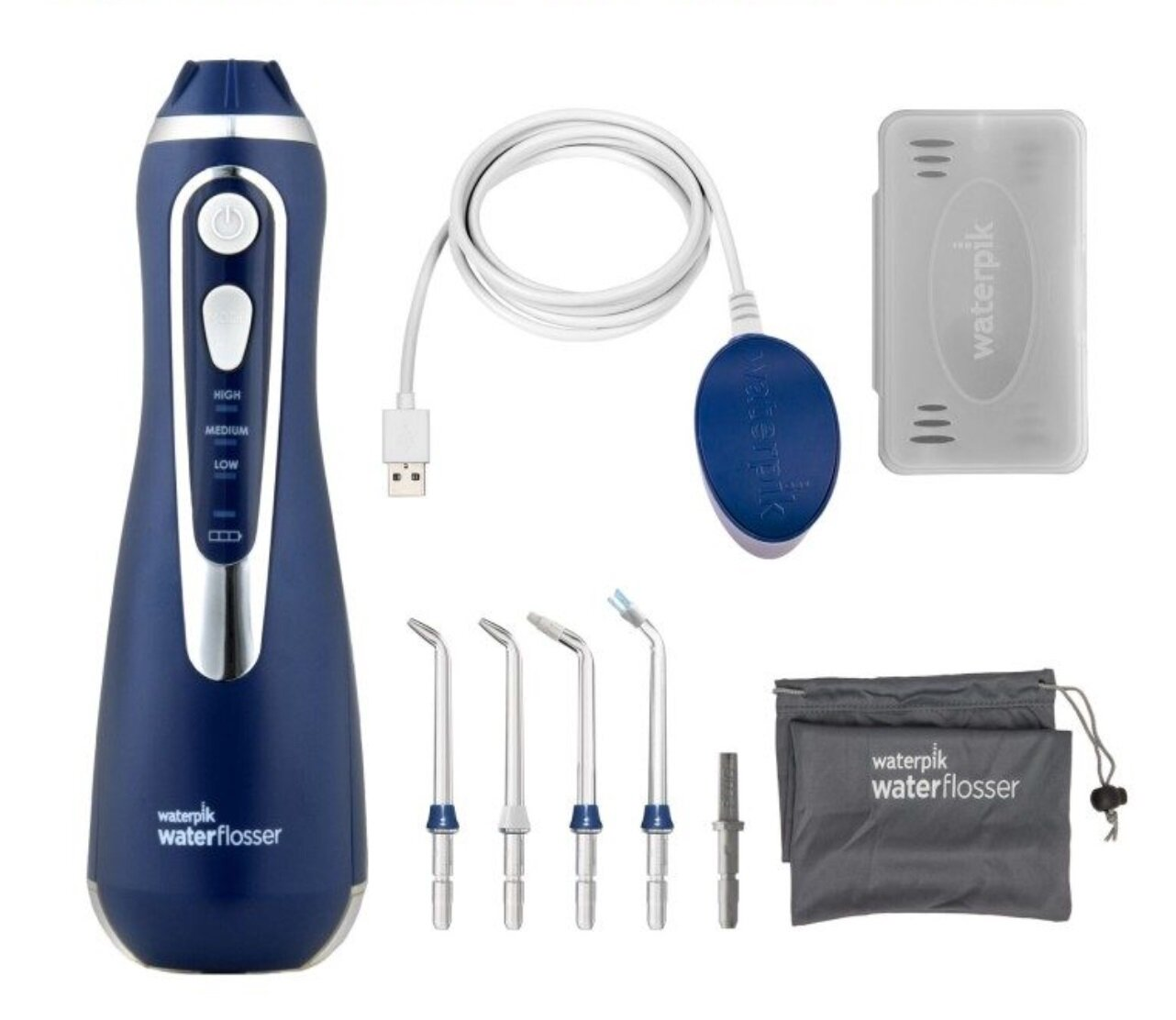 Niebieski irygator wodny Waterpik z akcesoriami, w tym końcówkami, kablem ładowania i etui.