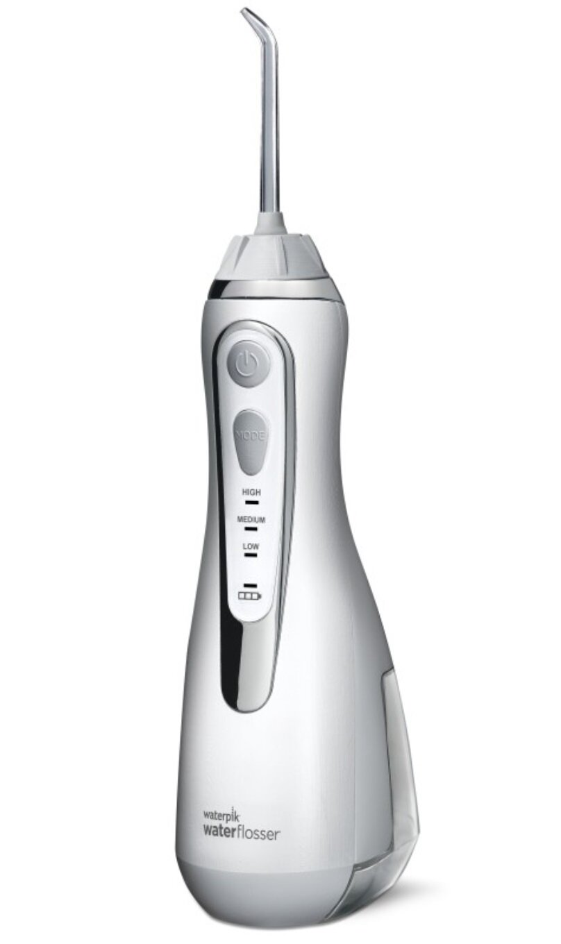 Biały elektryczny irygator do zębów z dyszą i przyciskami sterującymi.