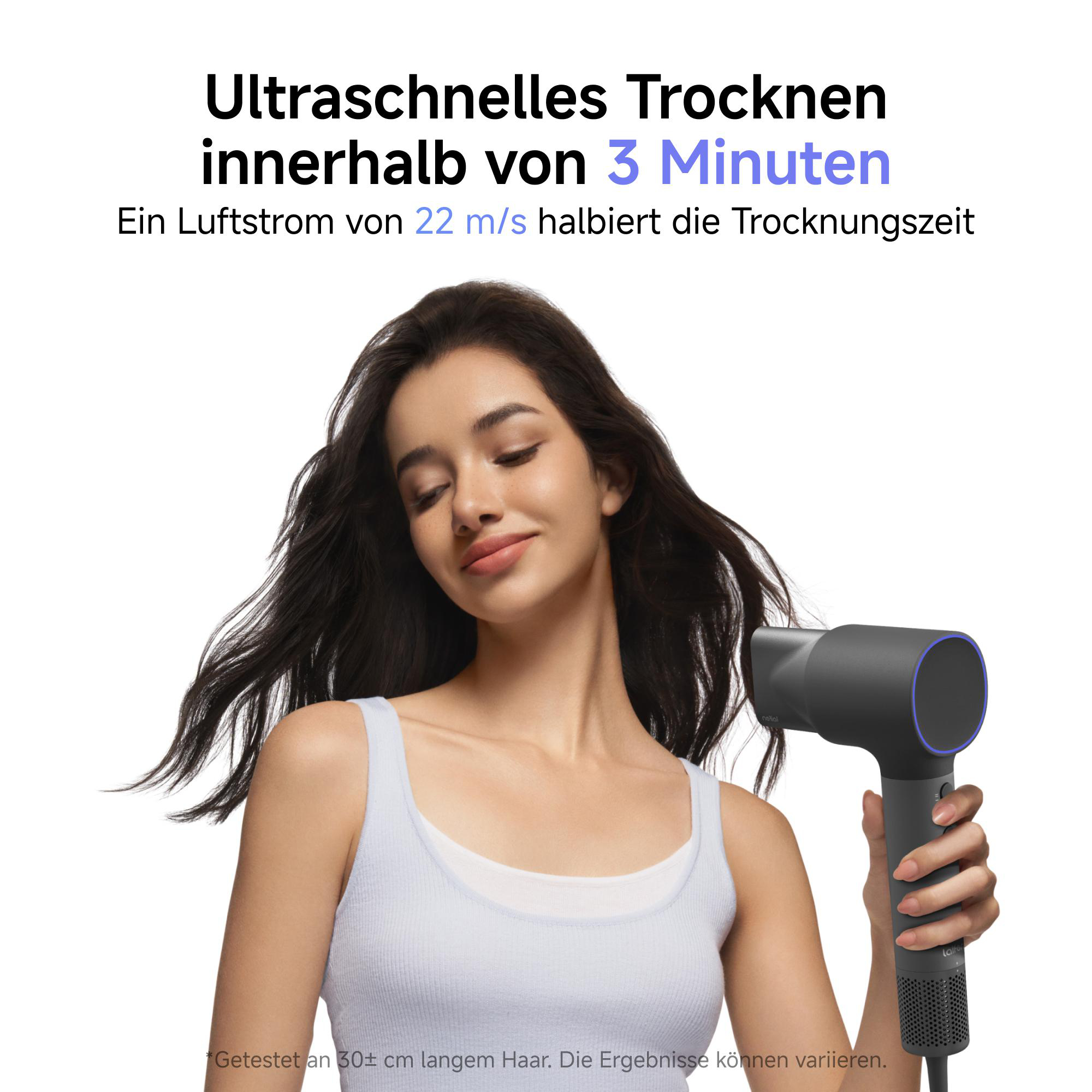 Frau mit Föhn, der ihr Haar trocknet. Ultraschnelles Trocknen in 3 Min.