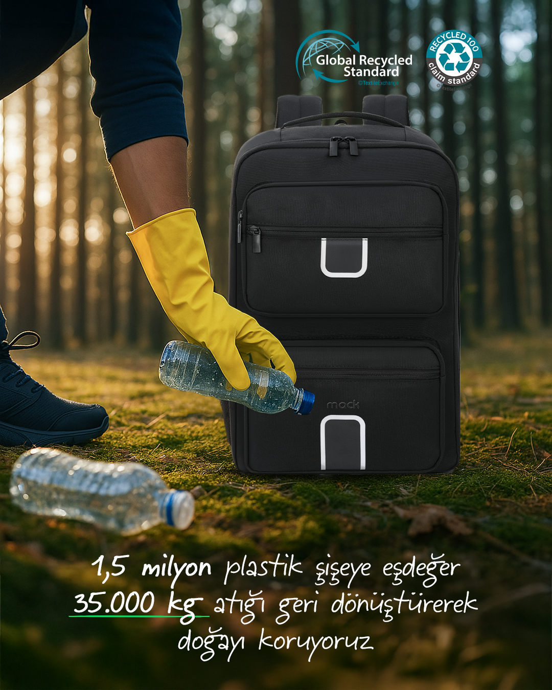 Sarı eldivenli kişi ormanda siyah sırt çantasının yanında plastik şişeleri topluyor.