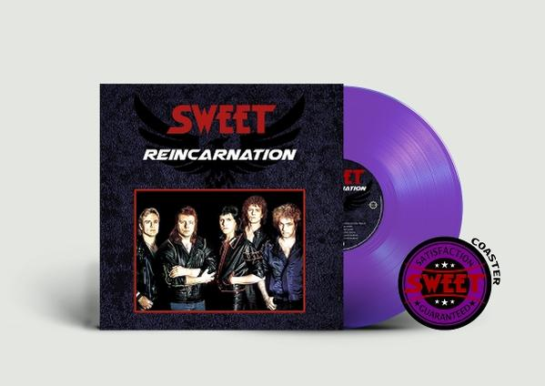 Schallplattenhülle mit Bandfoto, lila Vinyl und runder "Satisfaction Guaranteed" Beilage.