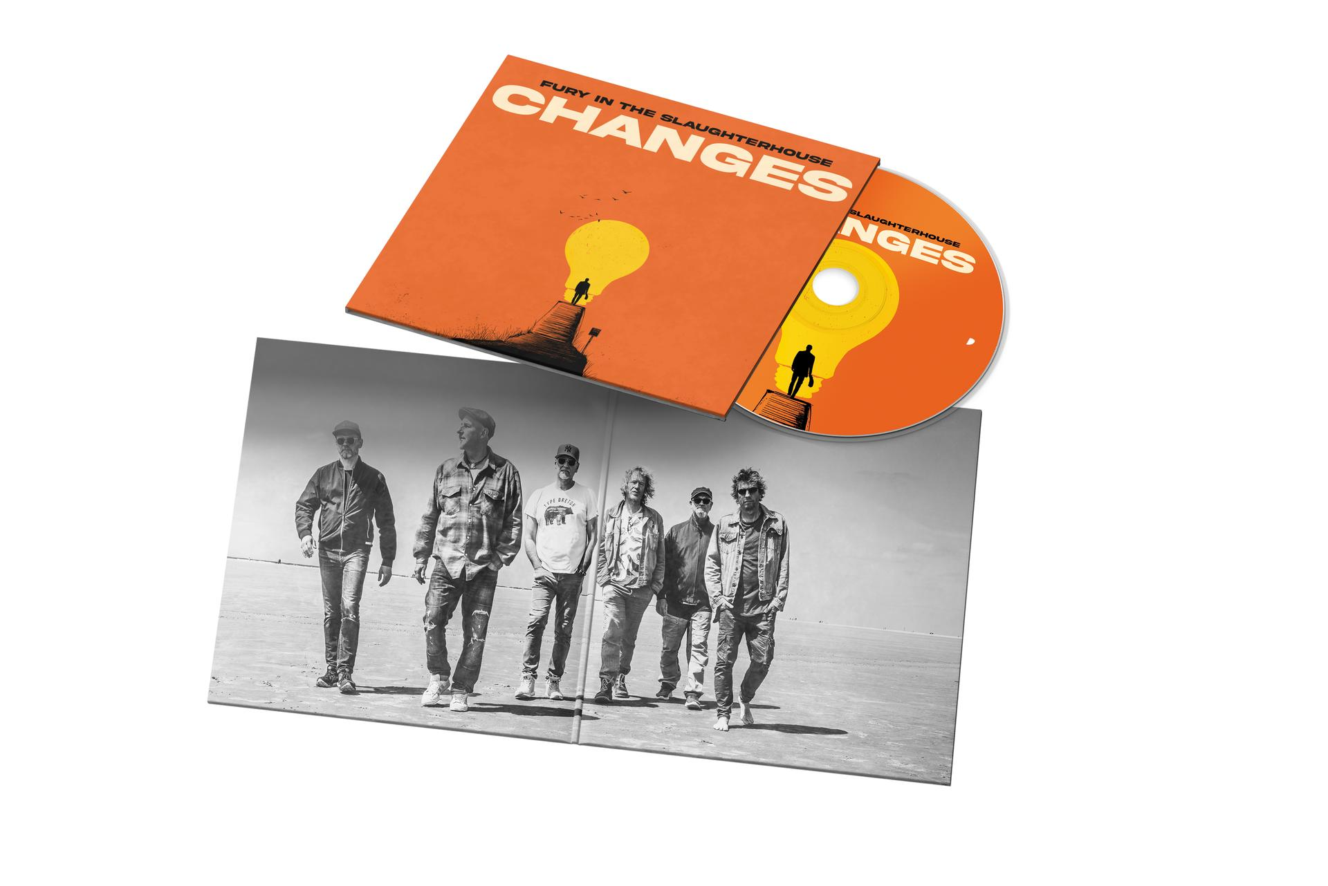 CD-Cover mit Bandfoto und orangefarbener Hülle mit Glühbirnensymbol.