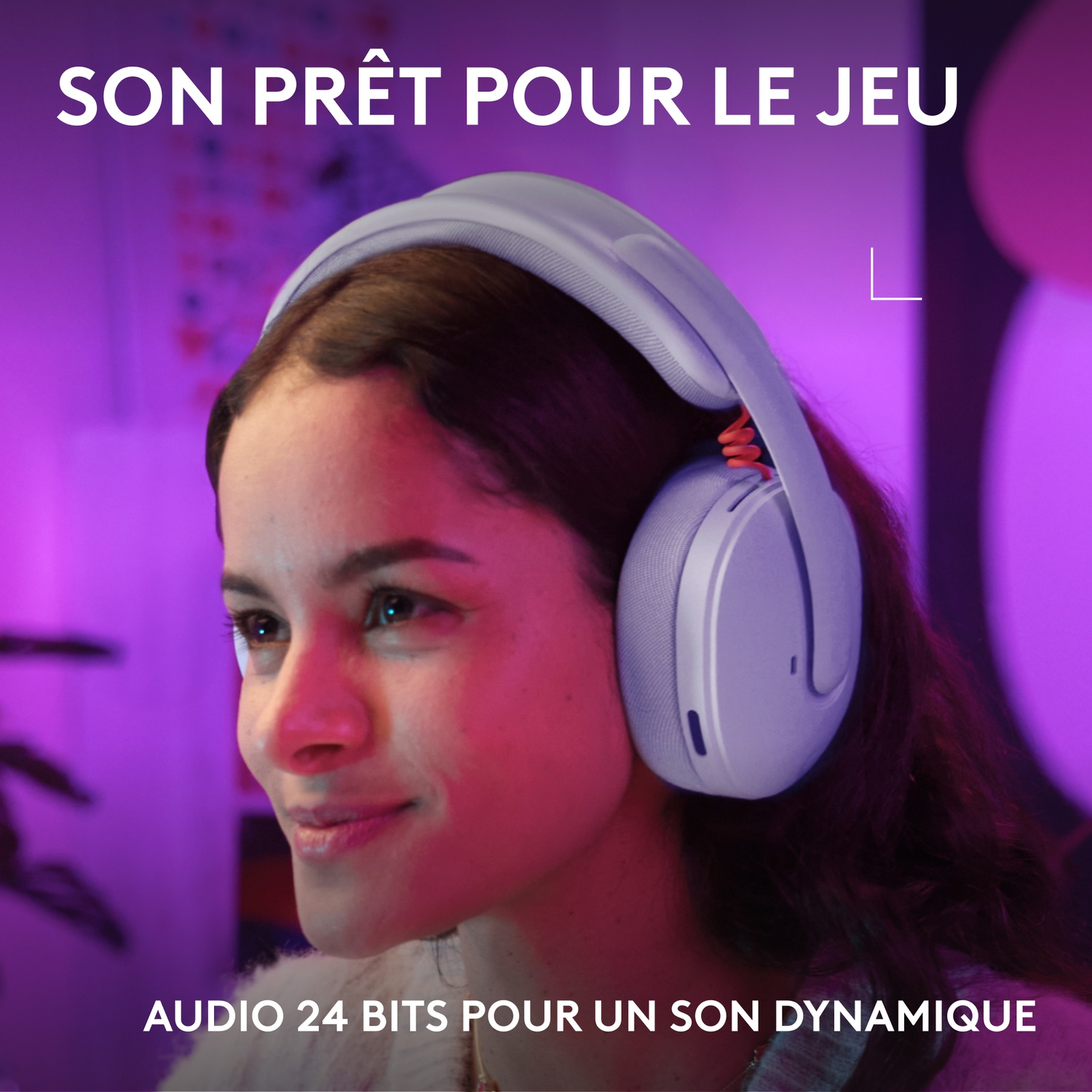 Young woman wearing headphones, purple background, text: "SON PRÊT POUR LE JEU".