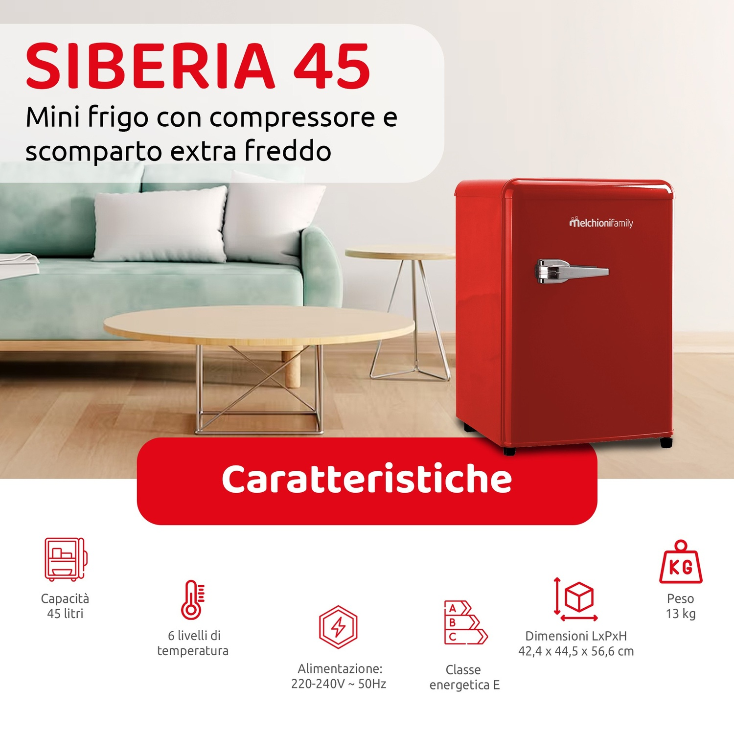 Un frigo rosso accanto a un divano. Caratteristiche: 45L, 6 temp., 220-240V, Classe E, 13kg.