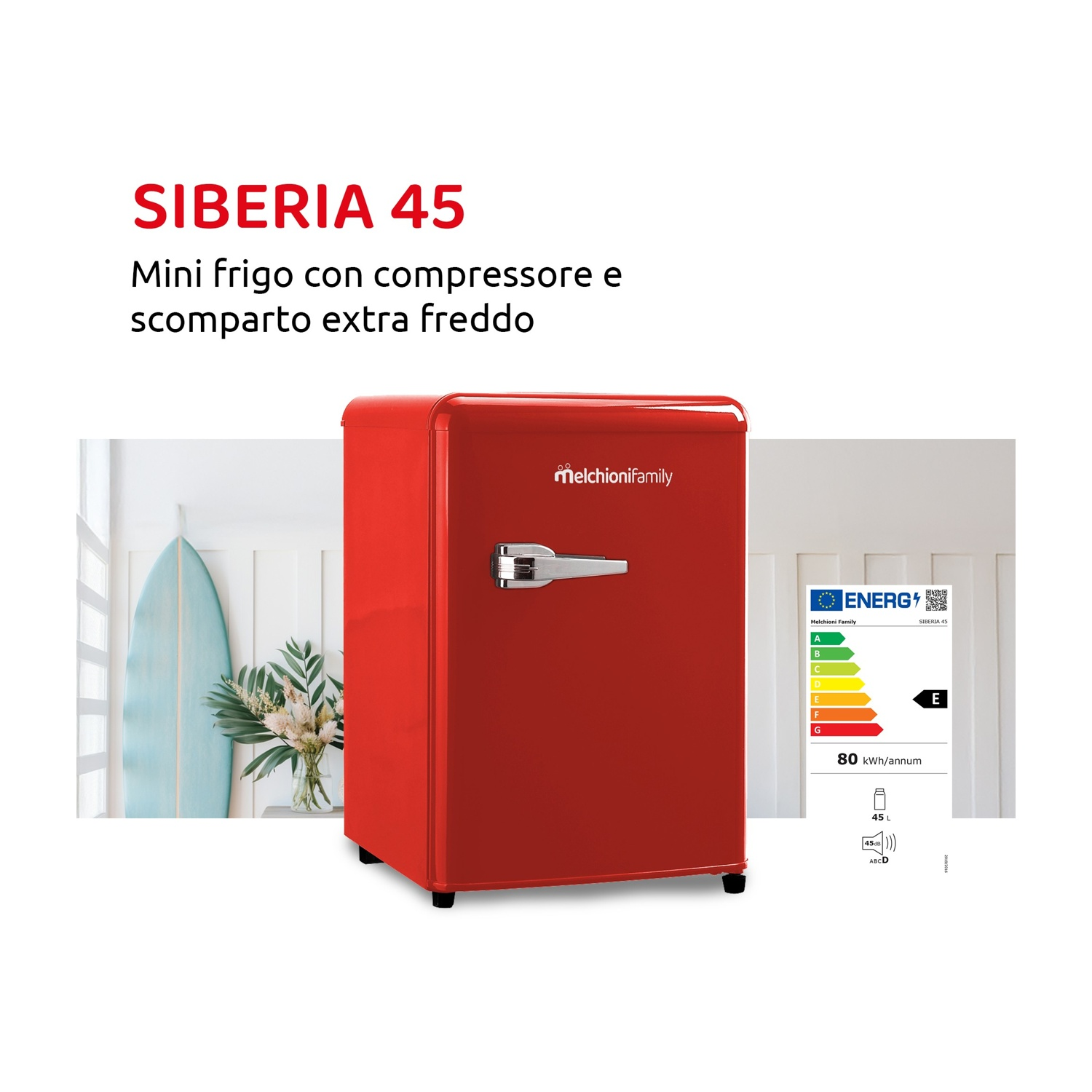 Un minifrigo rosso retro Melchioni Family accanto a una tavola da surf.