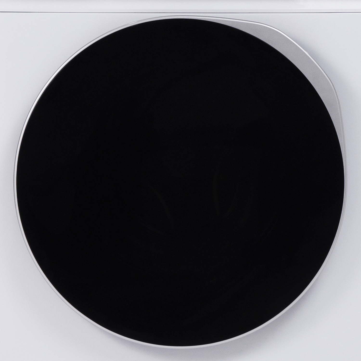 Un cerchio nero con bordo argentato su sfondo bianco.