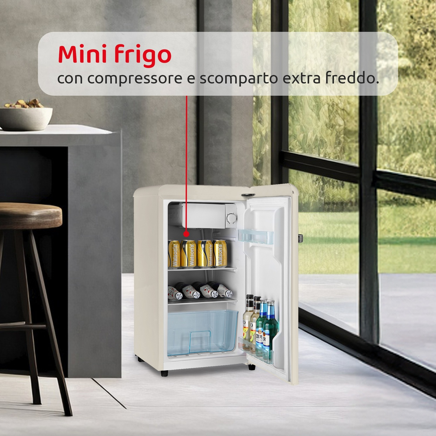 Un mini-frigo aperto color crema con lattine e bottiglie.
