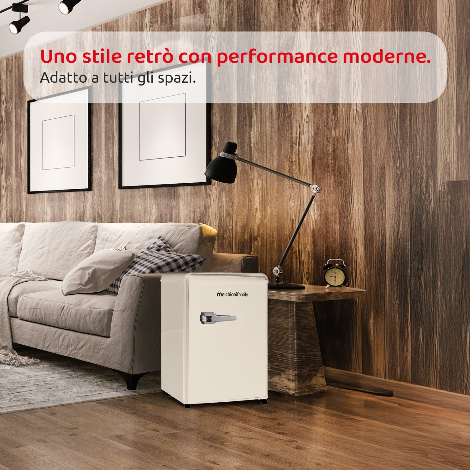 Un mini-frigo retrò color crema accanto a un divano davanti a una parete in legno.