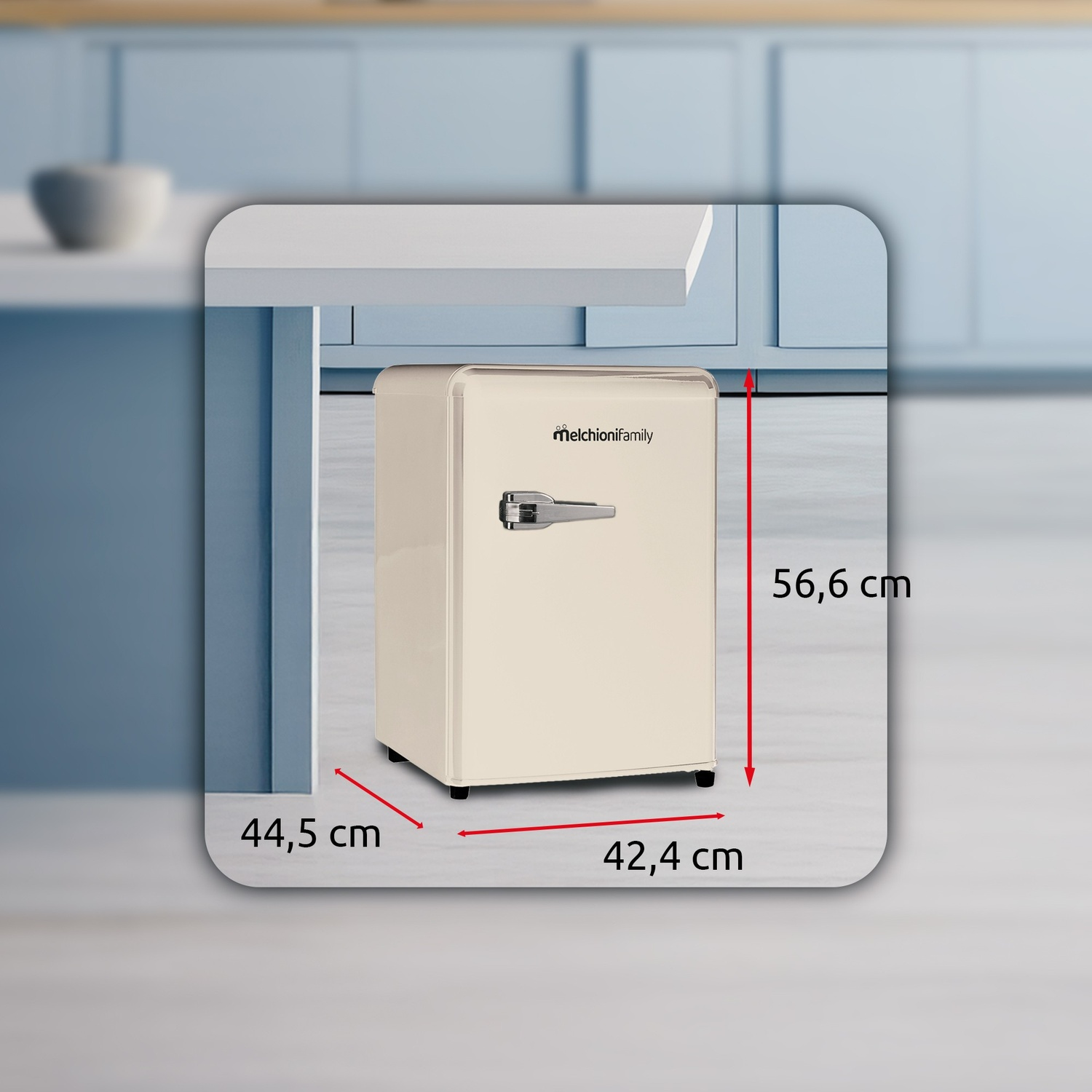 Un mini frigo color crema stile retrò con maniglia argentata su pavimento grigio.