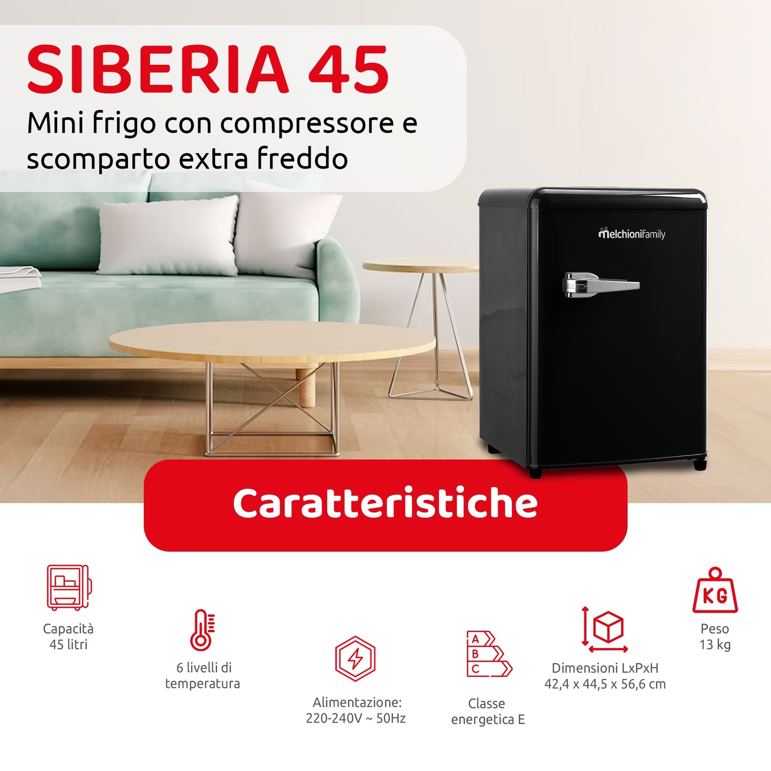 Mini frigo nero Siberia 45 con maniglia argento, vicino a divano e tavolino.