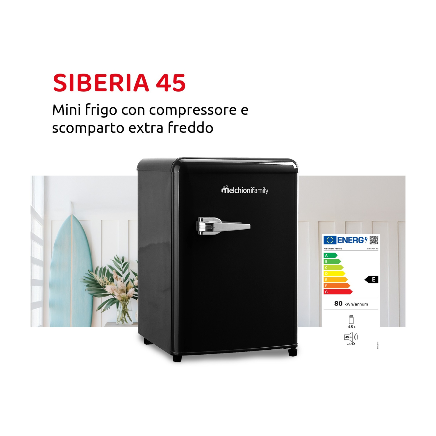 Mini frigo nero retro con maniglia argento, etichetta energetica e decoro.