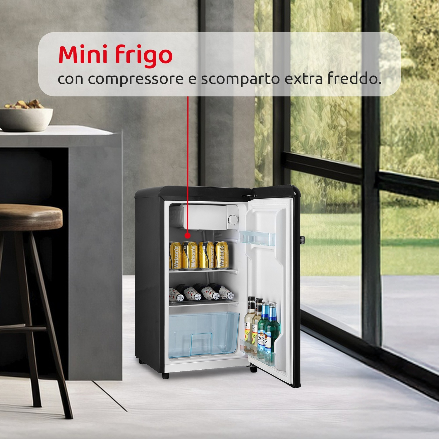 Piccolo frigo nero con porta aperta, pieno di lattine e bottiglie.