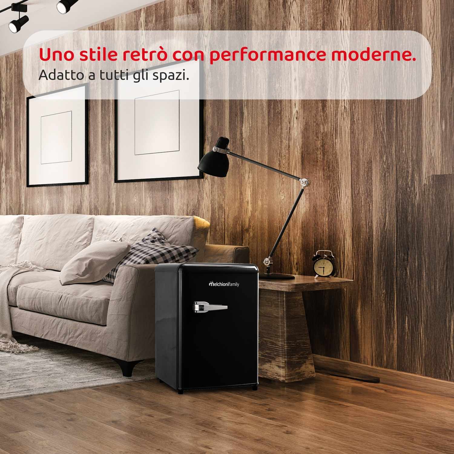 Un mini-frigo retro nero accanto a un divano davanti a una parete di legno.
