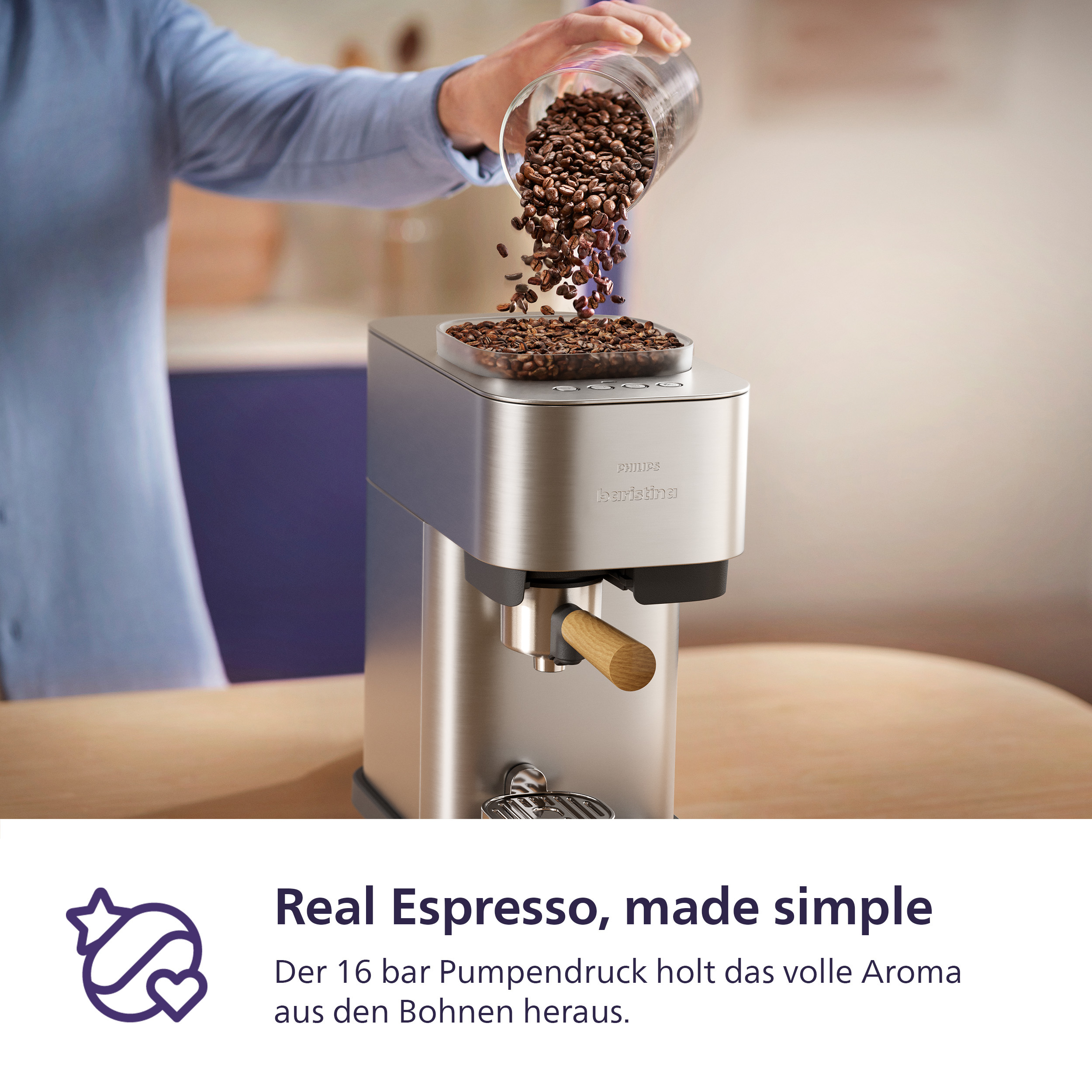 Kaffeebohnen werden in eine silberne Espressomaschine gegossen.
