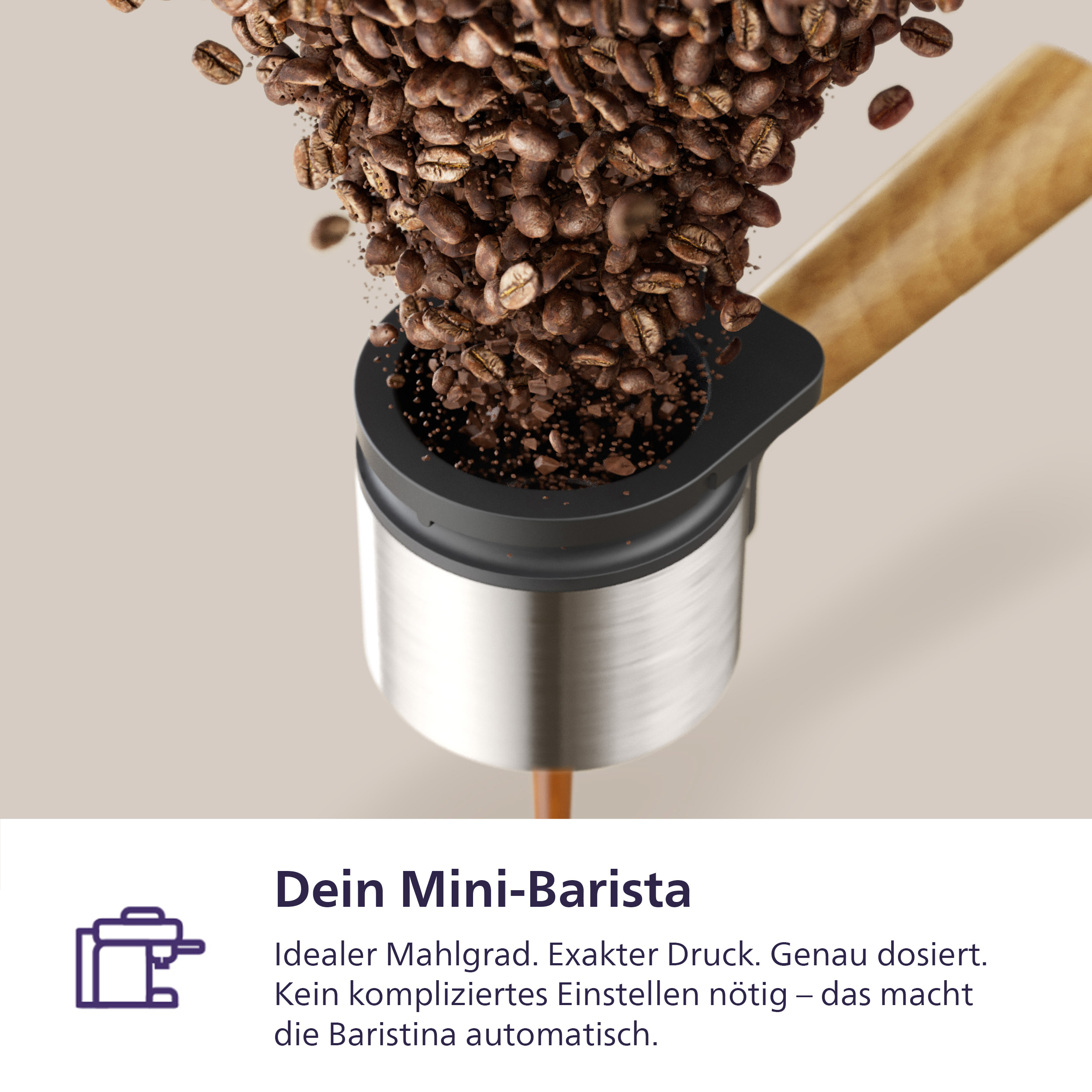 Kaffeebohnen fallen in einen Kaffeefilter, der mit einem Holzgriff gehalten wird.