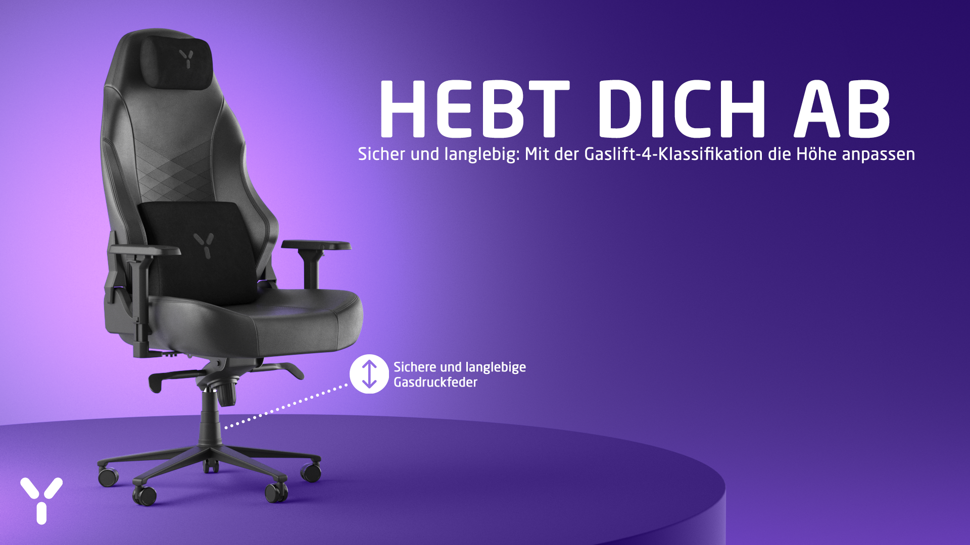 Schwarzer Gamingstuhl mit Kopf- und Lendenkissen auf lila Hintergrund.