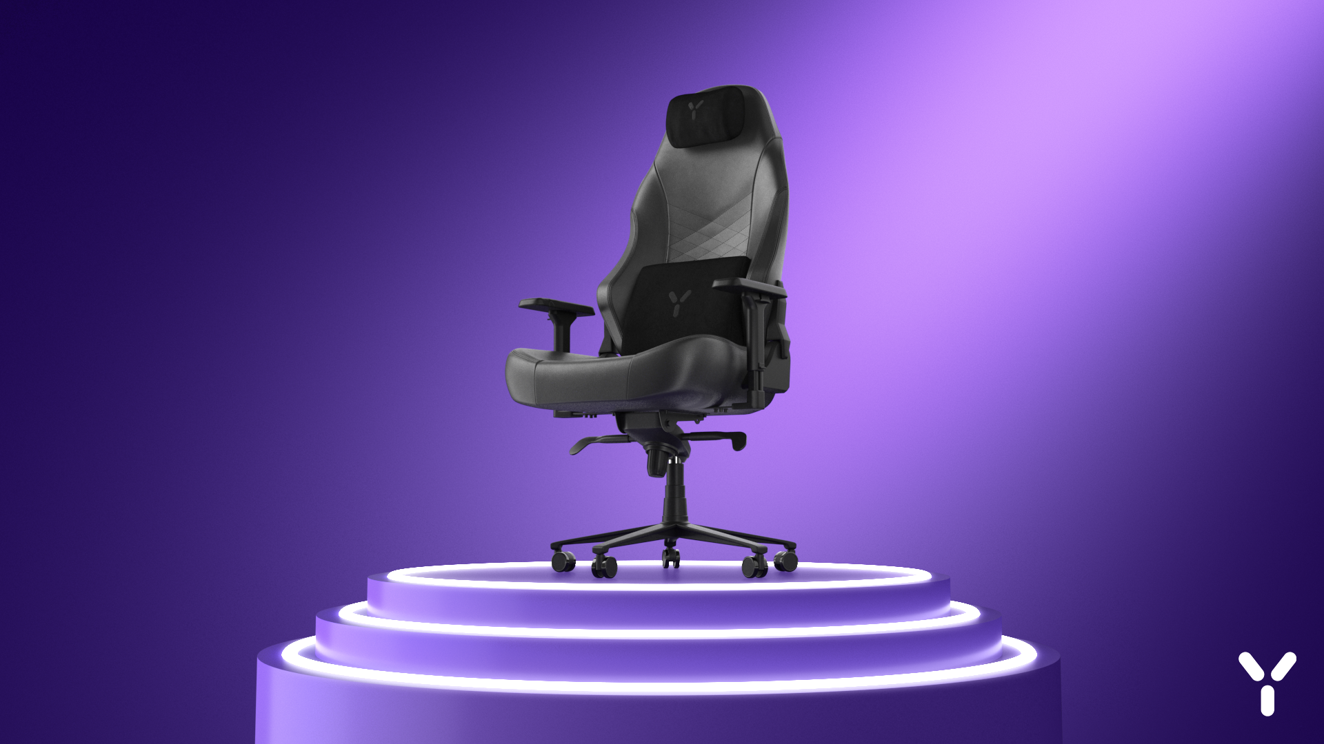 Schwarzer Gamingstuhl auf einem lila Podest mit Neonlicht.