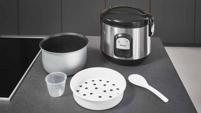 Cuisinière à riz avec accessoires : cuve intérieure, tasse à mesurer, panier vapeur, cuillère.