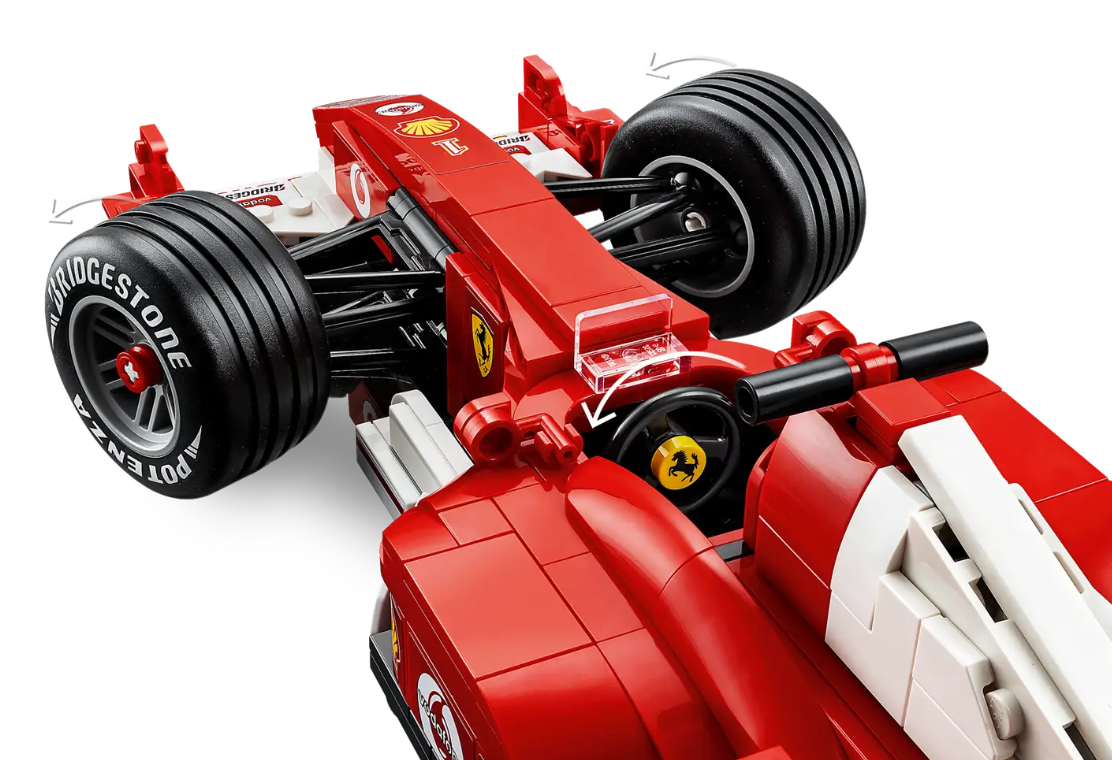 Nahaufnahme eines roten Lego-Ferrari-Rennwagens mit schwarzen Reifen und Ferrari-Logo.