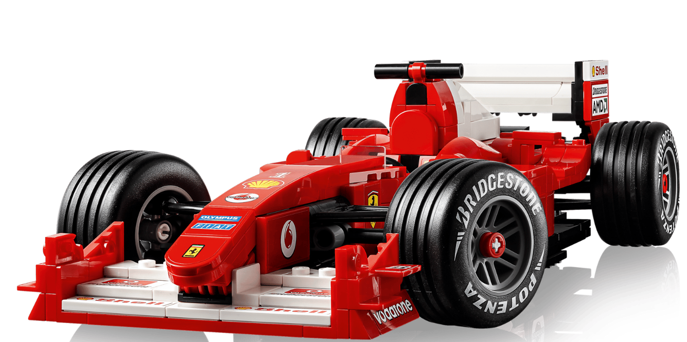 Ein rotes Lego-Formel-1-Auto mit weißen und schwarzen Akzenten auf weißem Hintergrund.