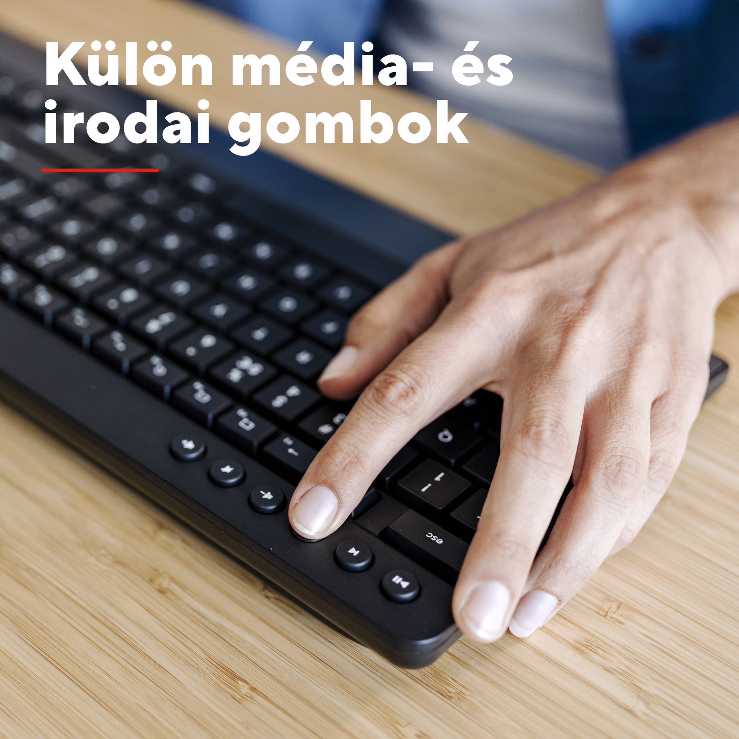 Egy kéz gombot nyom egy fekete billentyűzeten.