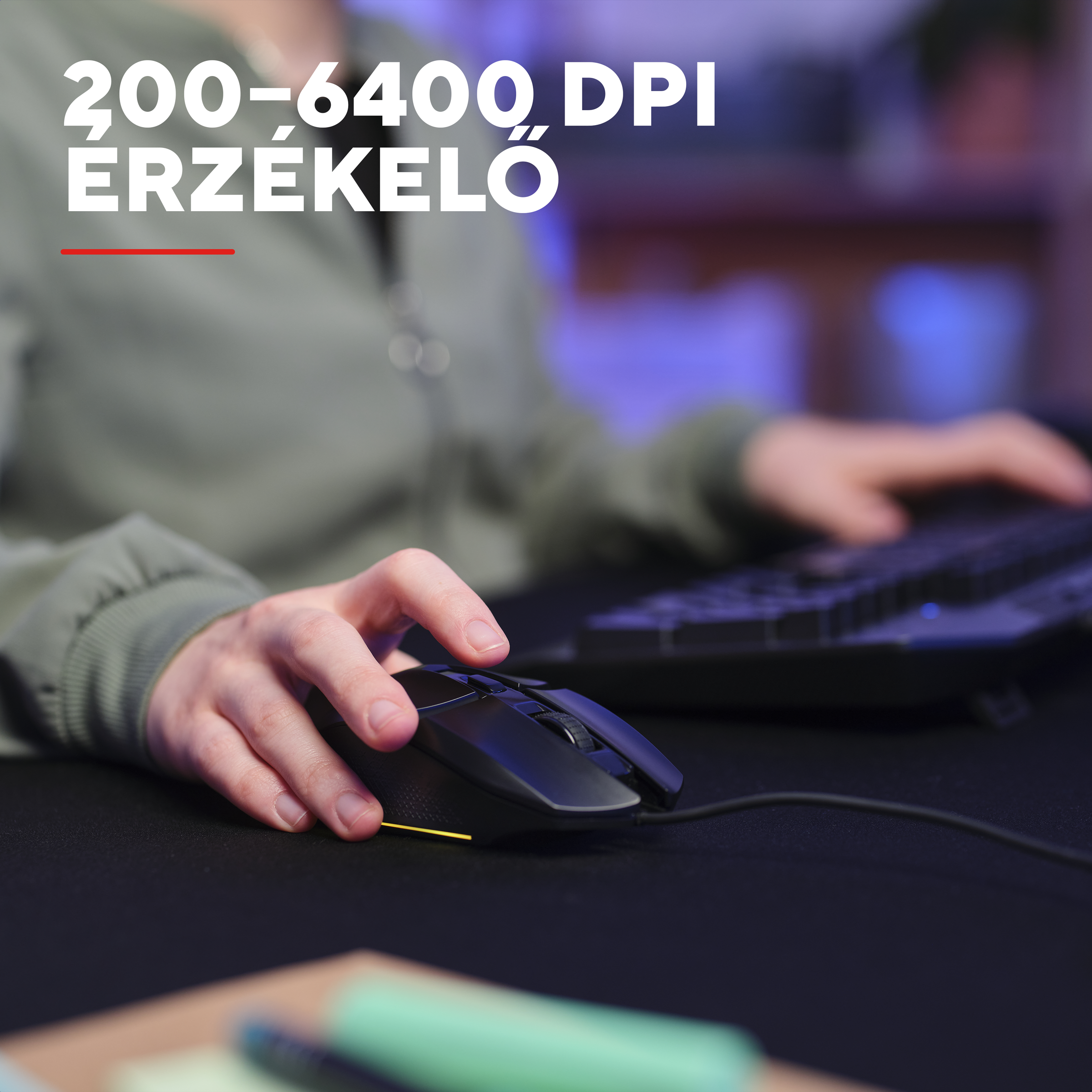 Egy kéz fekete egeret használ kék világítású billentyűzet előtt.