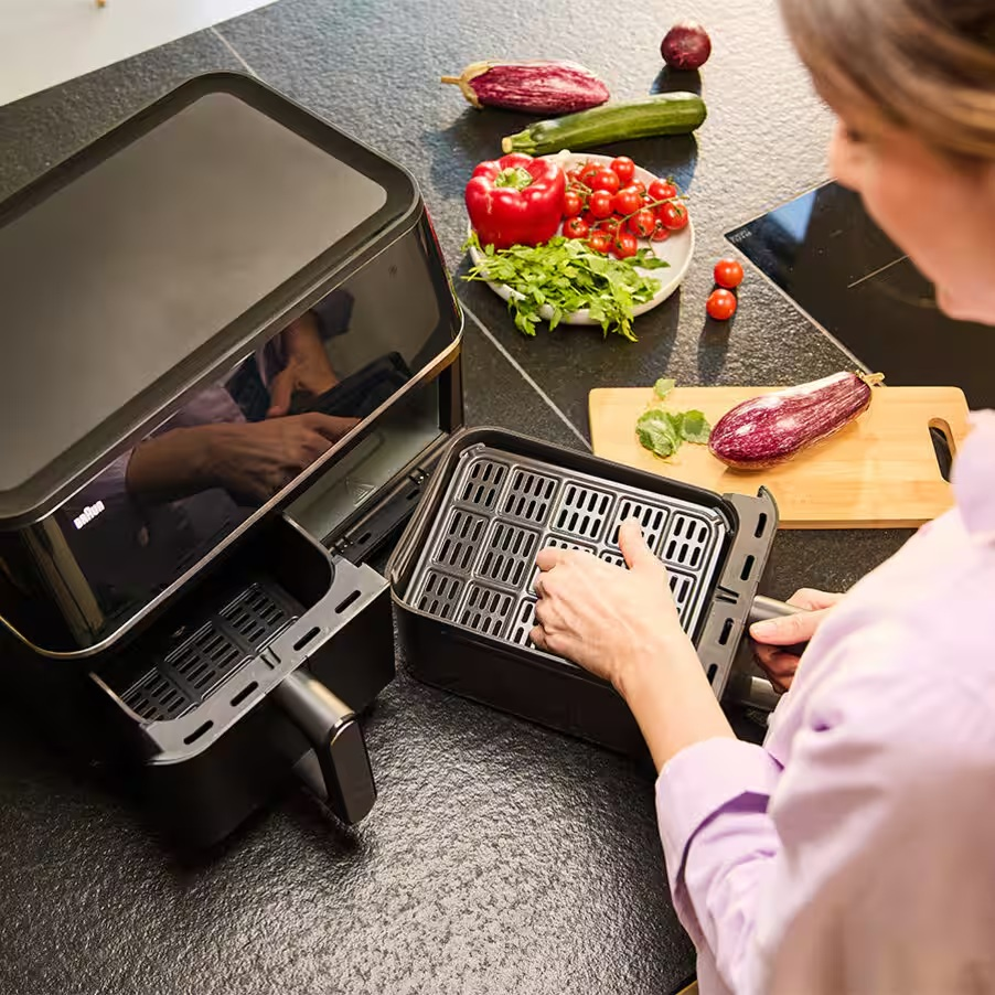 Kobieta przygotowuje warzywa do frytkownicy beztłuszczowej.