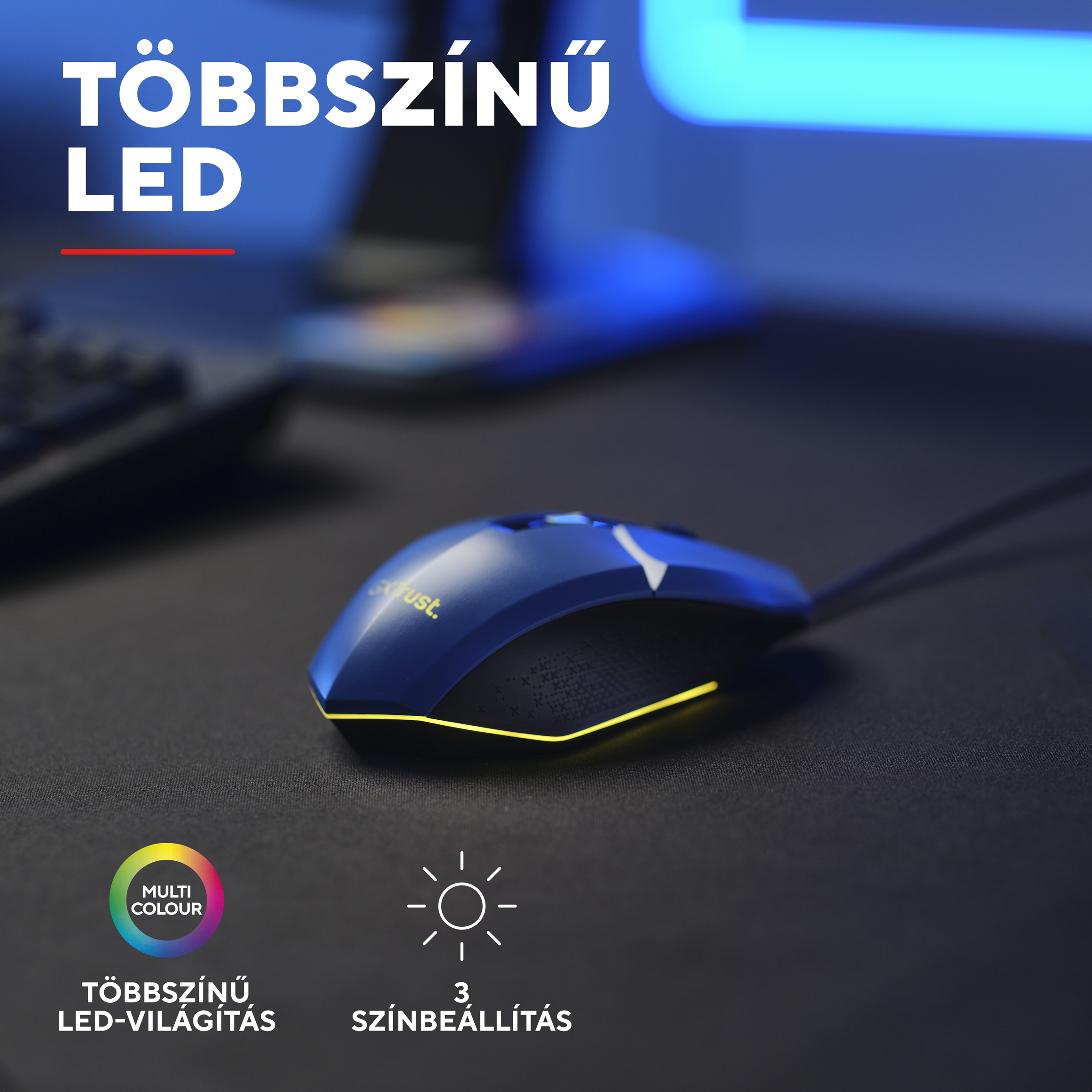 Egy kék gamer egér sárga LED világítással fekete szőnyegen.