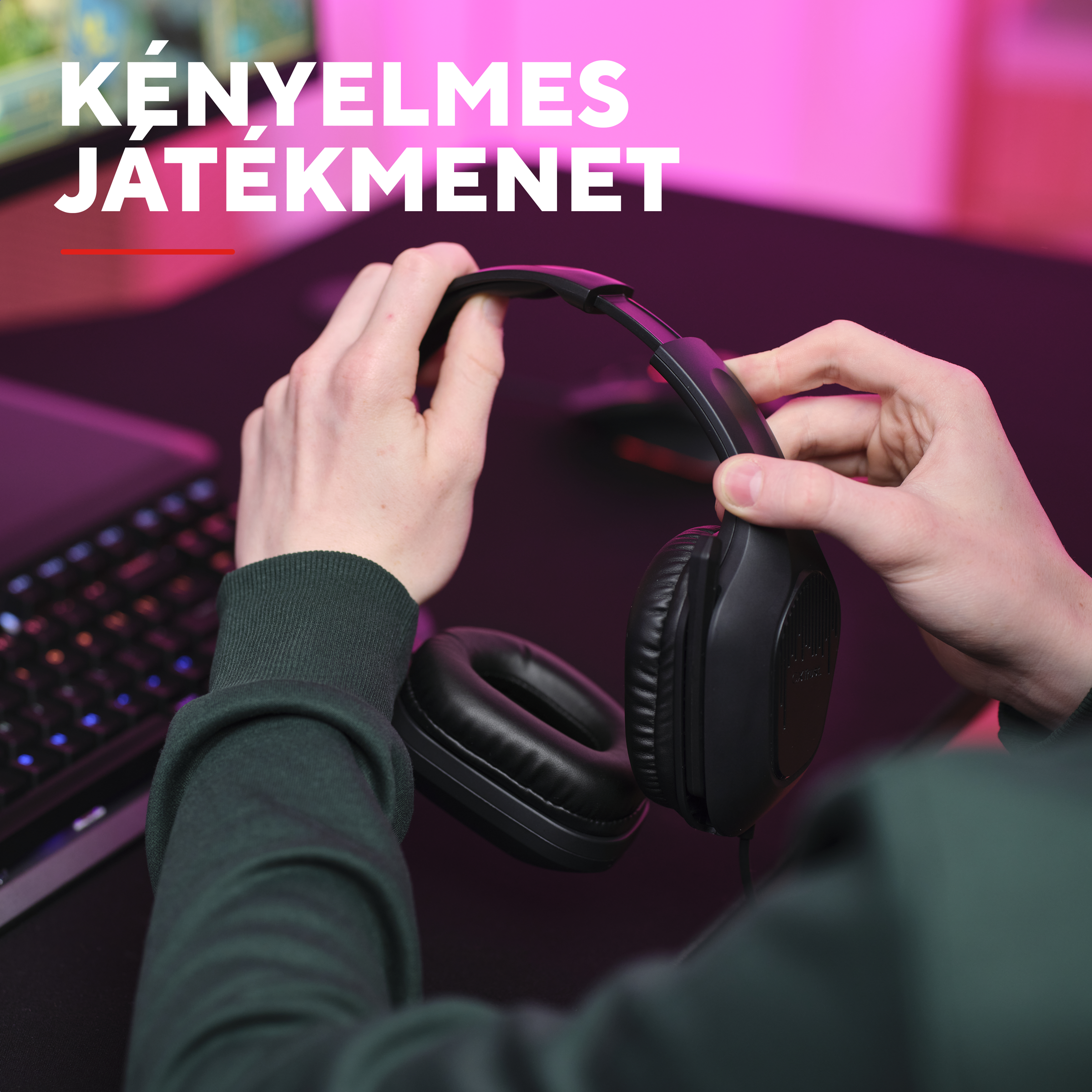 Kezek fekete fejhallgatót tartanak billentyűzet felett. Rózsaszín fény a háttérben.